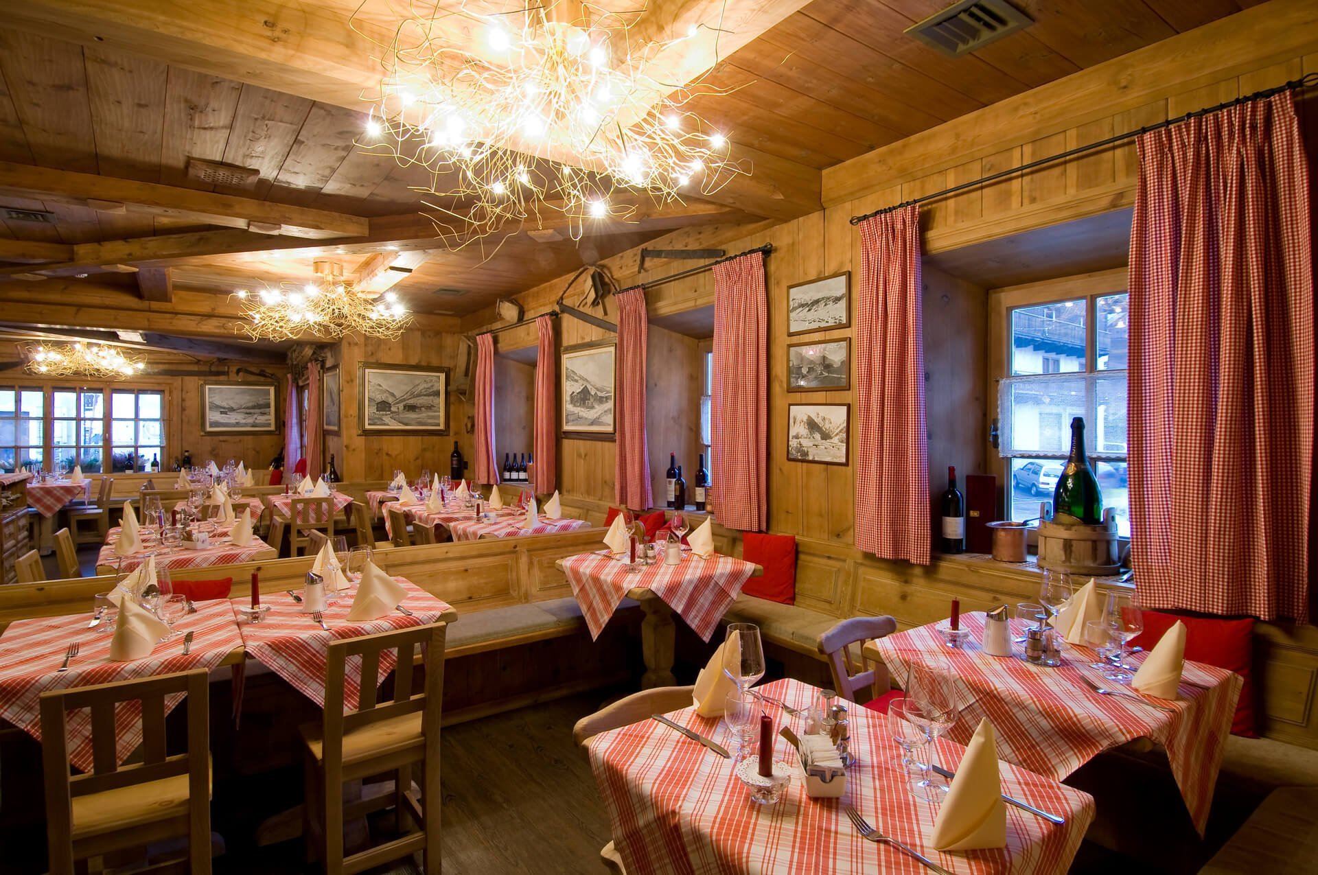 Il ristorante dell'Hotel Bivio con colori e ambienti caldi ed accoglienti